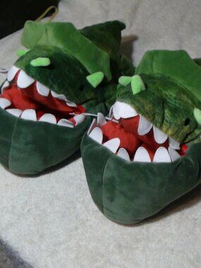 Kids Cat And Jack Green Dinosaur Non-slip Slippers XL 6-7